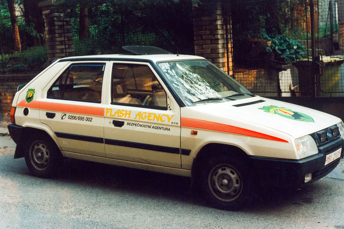 První polepené auto Škoda Favorit - Flash Agency Auto Favorit polepené samolepícími nápisy, grafikou, bezpečnostní agentura Flash Agency