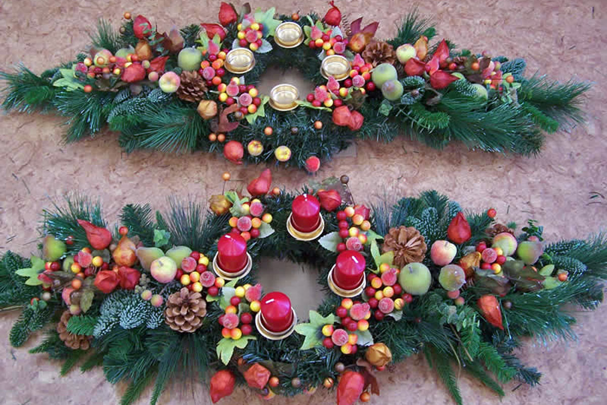 Vyrobené vánoční dekorace z jehličí, ovoce a adventních svíček Vánoční dekorace, adventní svíčky, jehličí, listí, šišky a ovoce