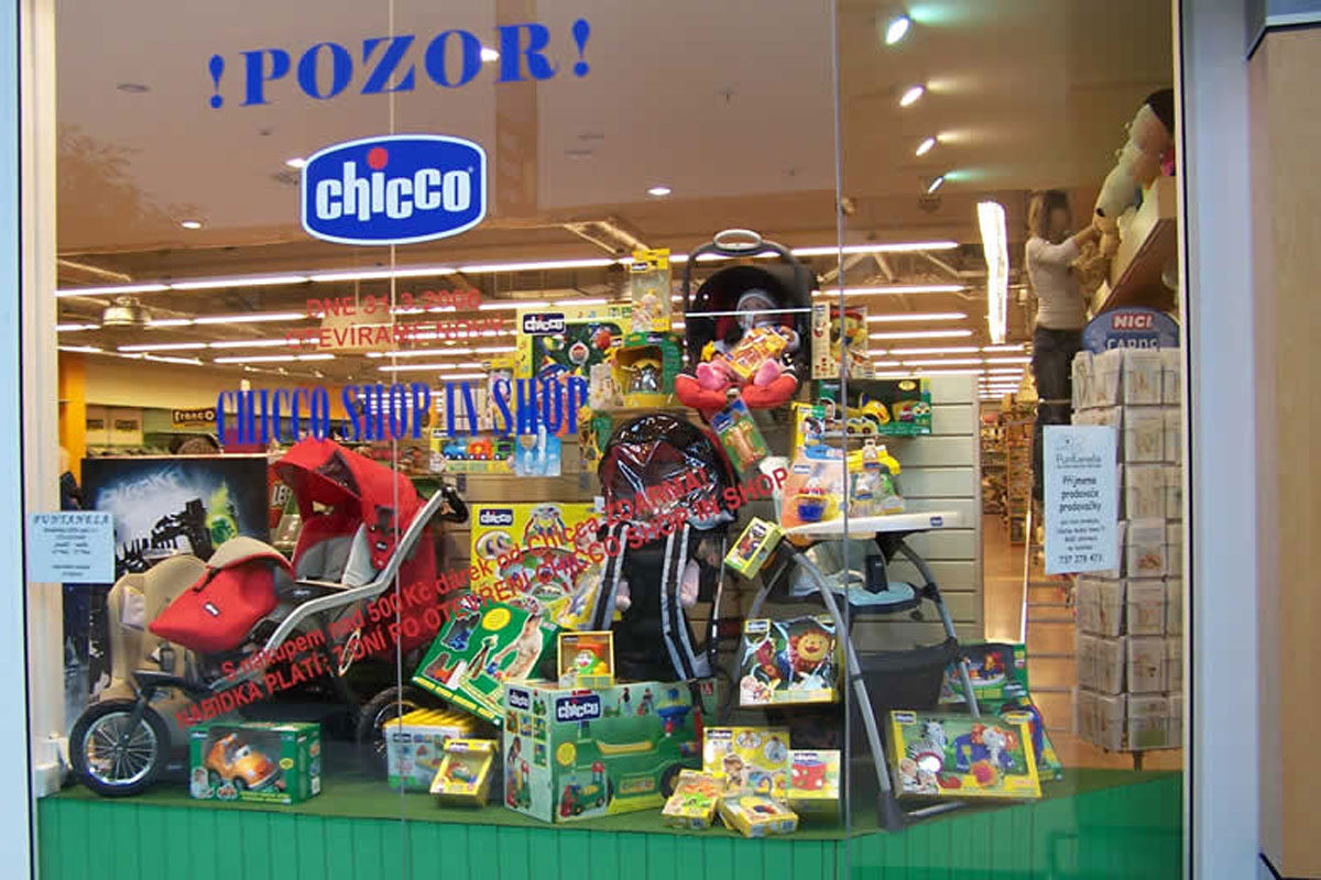 Výloha prodejny Chicco, vystavení kočárků, hraček a dalších doplňků pro děti Prodejna Chicco, výloha s kočárky, sedačkami, hračkami a dětskými doplňky