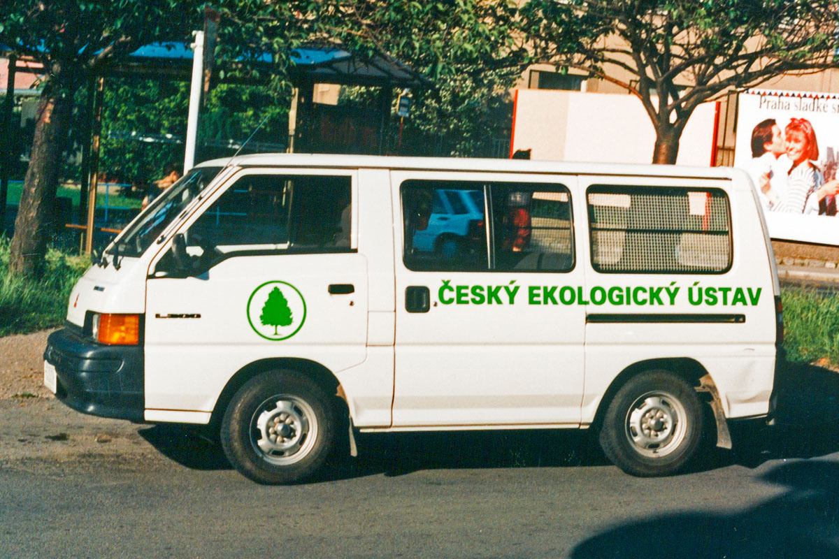 Polepené bílé auto Českého ekologického ústavu Český ekologický ústav - bílé auto Mitsibushi, vyřezávané zelené písmo s černou konturou