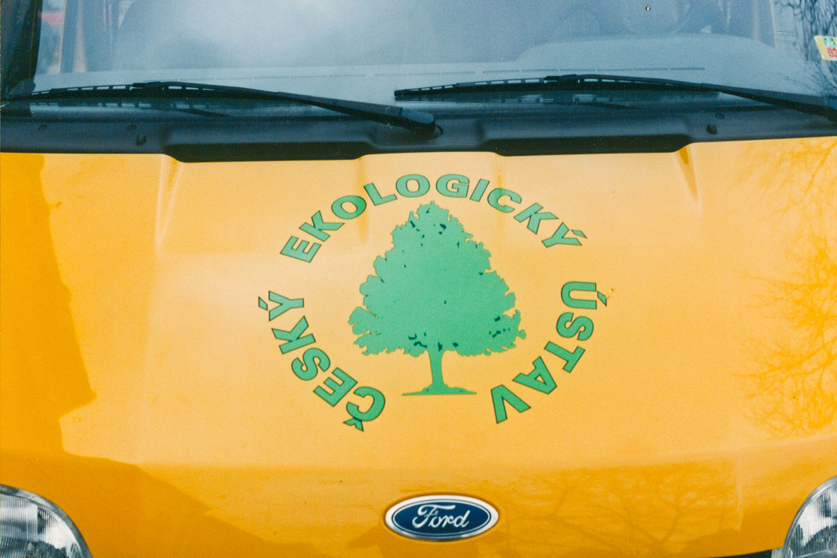 Logo na haubně dodávky Ford Logo Českého ekologického ústavu na haubně žluté dodávky Ford