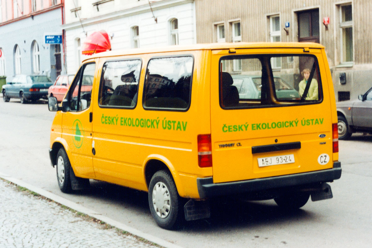 Polepený žlutý Ford Českého ekologického ústavu Auto Českého ekologického ústavu, žlutý Ford, vyřezávané zelené písmo s černou konturou