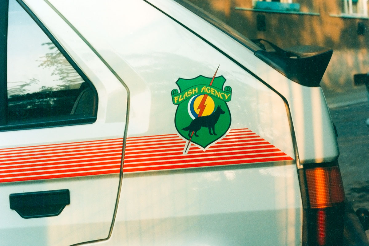 Detail zadní části se znakem Flash Agency Zadní část auta Škoda Favorit se znakem Flash agenncy ze samolepících folií