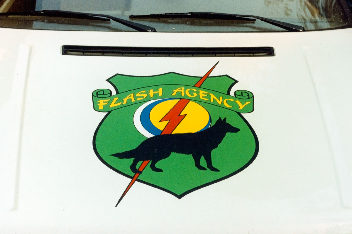 Haubna Škody Favorit se znakem Flash Agency Znak bezpečnostní agentury Falsh agency na haubně Škody Favorit