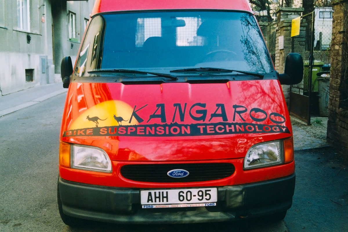 Předek červeného Fordu Transit s logem firmy Kangaroo Předek Fordu Transit v červené barvě s logem firmy Kangaroo nalepeném na haubně