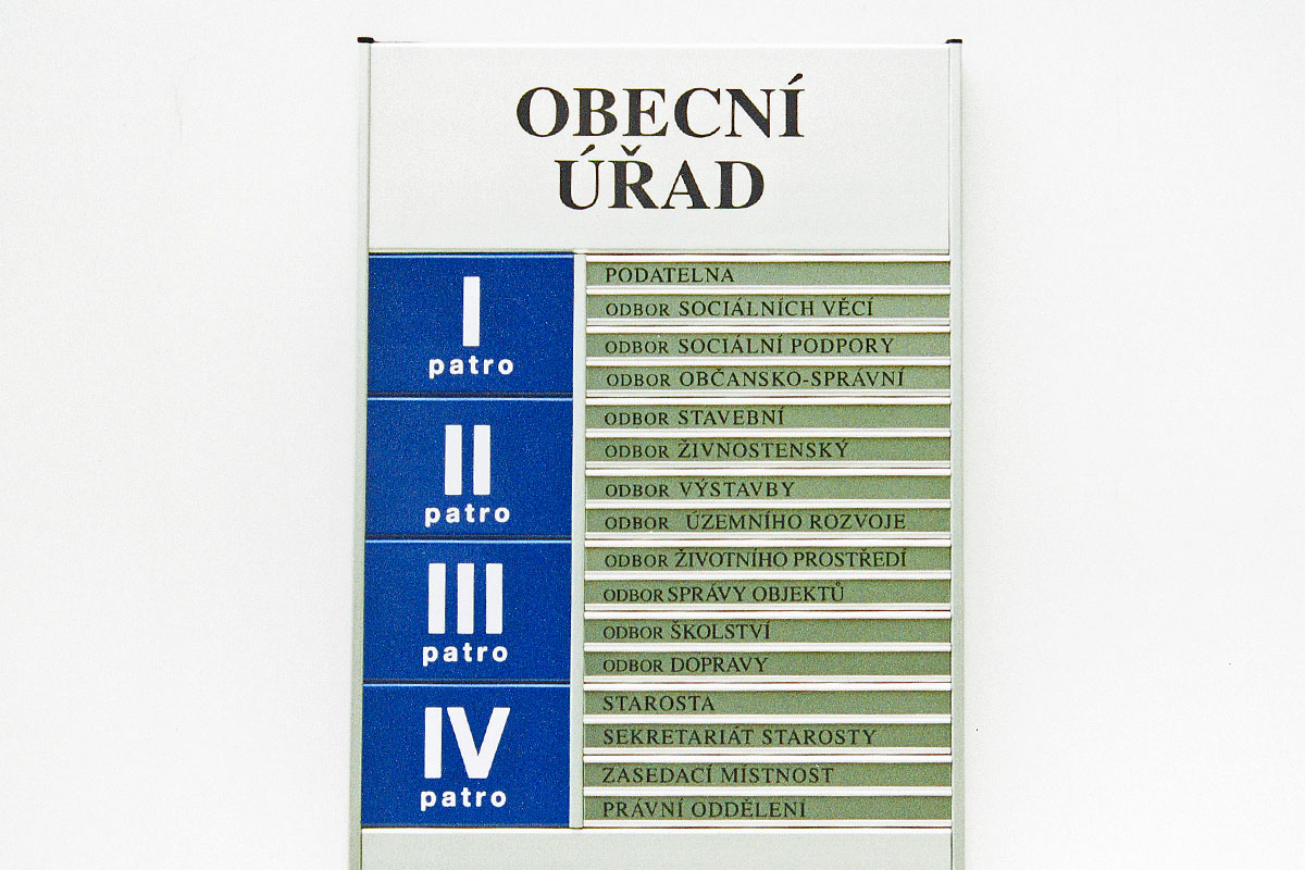 Obecní úřad s výměnnými řádky informačního systému, stříbrný elox, polepeno foliemi pomocí řezacího plotru