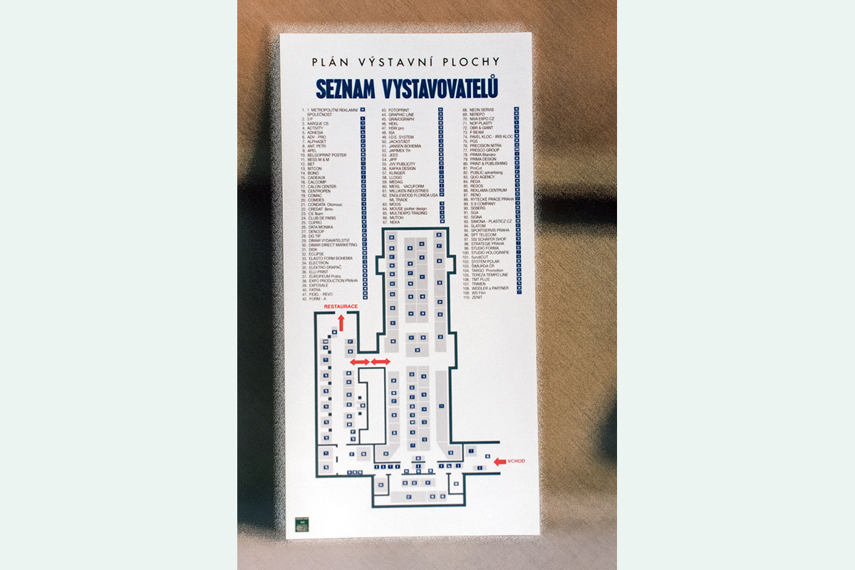 Deska s programem Reklama96 v místě instalace vsazeno do systému ACS, zhotoveno pomocí řezacího plotru