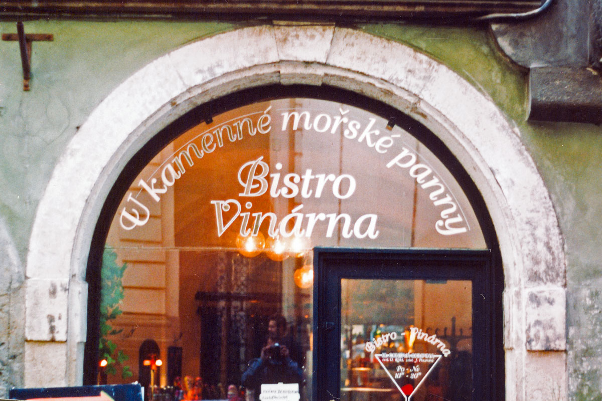 Dům U kamenné mořské panny, zlatý nápis do půlkruhu, bistro, Vinárna . . . i památkářům se to líbilo ;-)