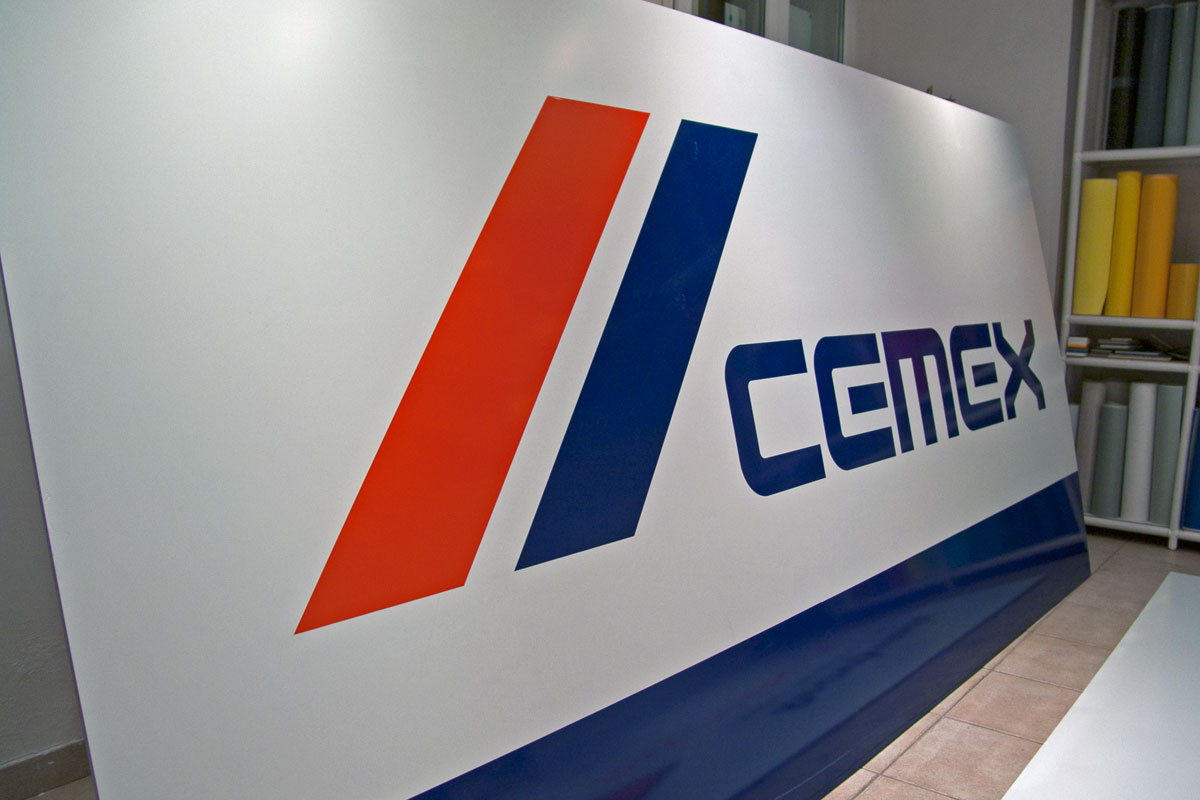 Logo betonárky Cemex na desce Tabule Cemex na deskách Coplast AS 10 mm, tabule na vstup areálu