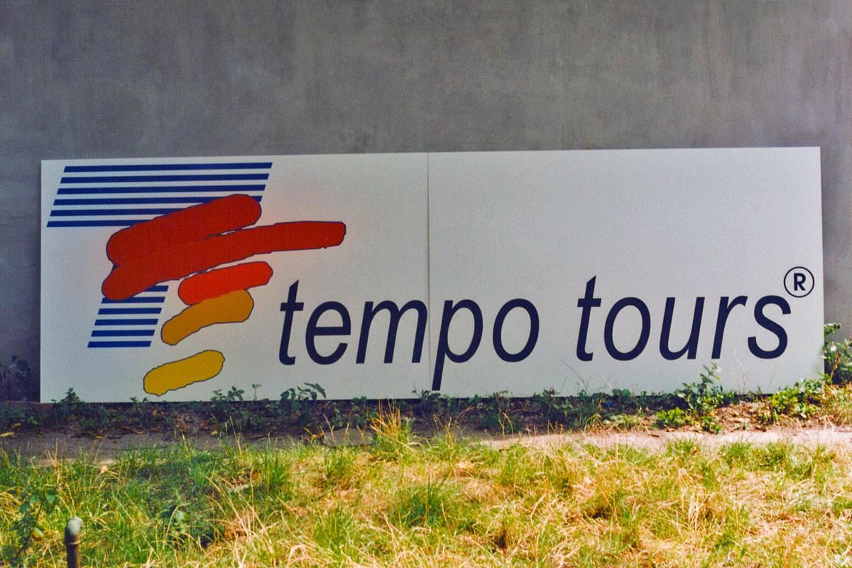 Desky s logem Tempo tours před instalací na dům Tabule s logem Tempo tours před instalací na dům, desky Simona Coplast AS 10 mm, řezaná reklama
