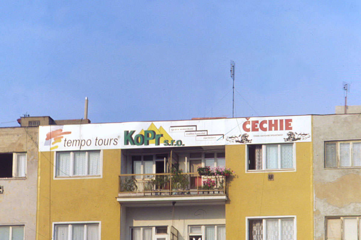 Naistalované tabule na domě, Tabule Kopr, s.r.o., Tempo tours, Čechie Polep z folií Oracal 751, na sluneční straně, bez známek poškození/vyblednutí vydrželo do demontáže cca. 15 let