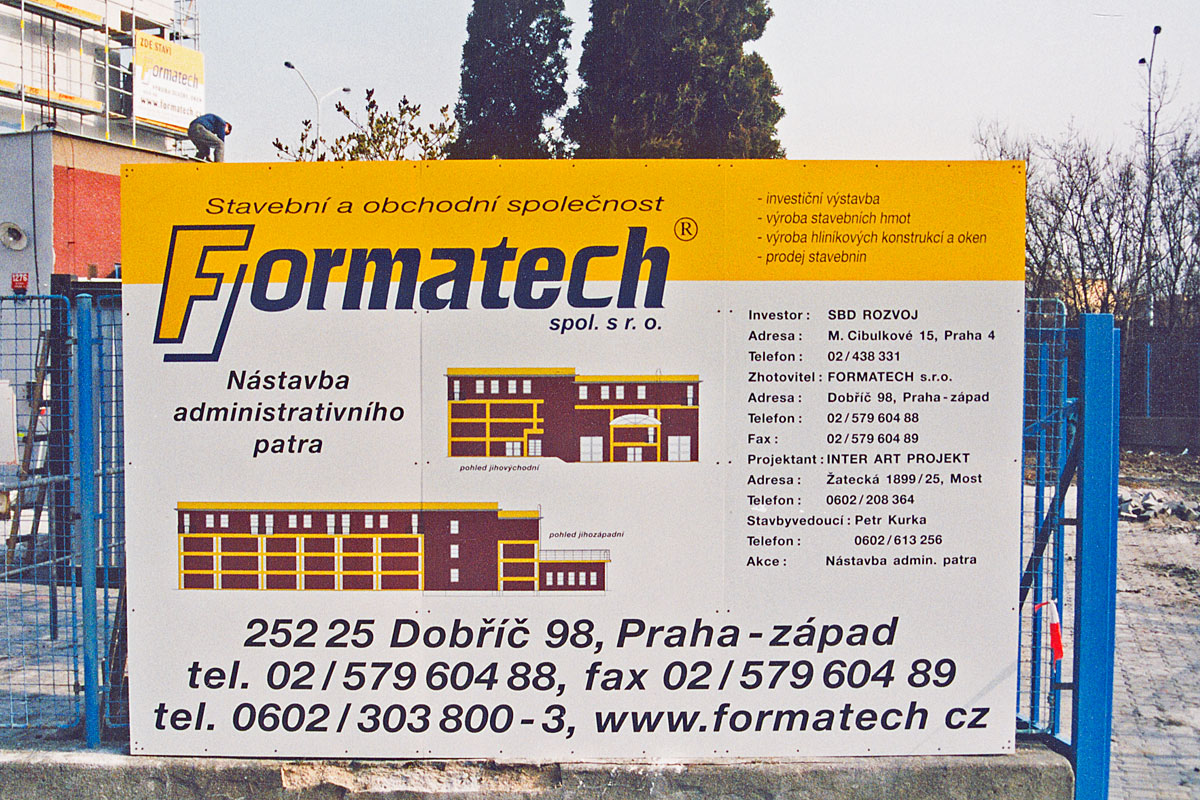 Tabule na plotě s rekonstruovaným objektem, kompletně řezaná reklama Tabule s rekonstruovaným objektem, celé zvektorizováno a vyřezáno pomocí řezacího plotru
