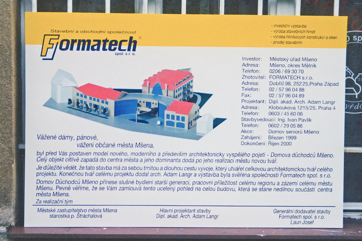 Menší formát informační tabule, digitální tisk + řezaná reklama Menší varianta desky, v počátcích digitálního tisku, zbývající text, pruh a logo je řezaná reklama z folií