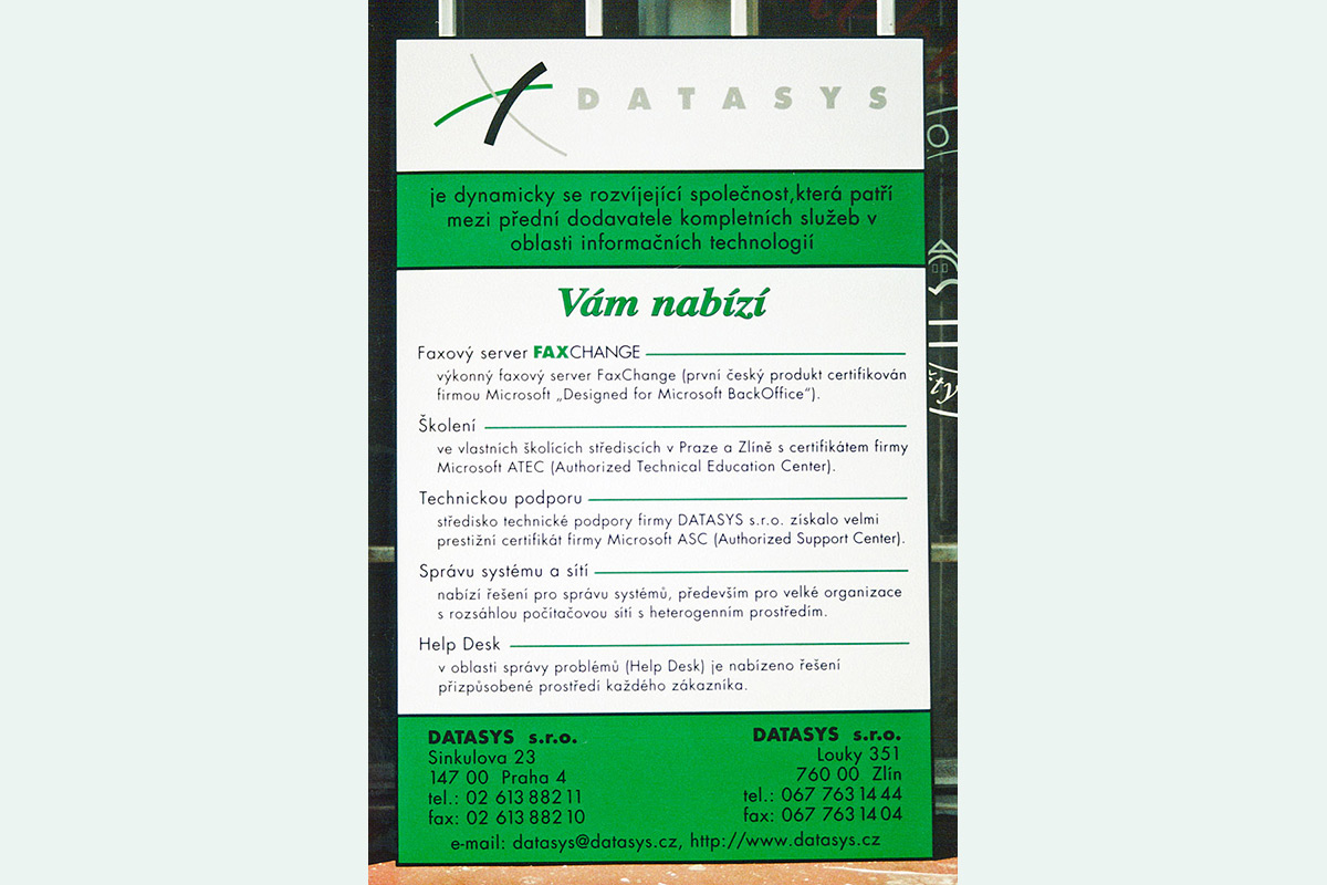 Tabule s nabídkou produktů a služeb DATASYS, řezaná reklama Nabídka firmy Datasys na 2 mm plastové desce, suché zipy pro uchycení při prezentacích, řezaná reklama