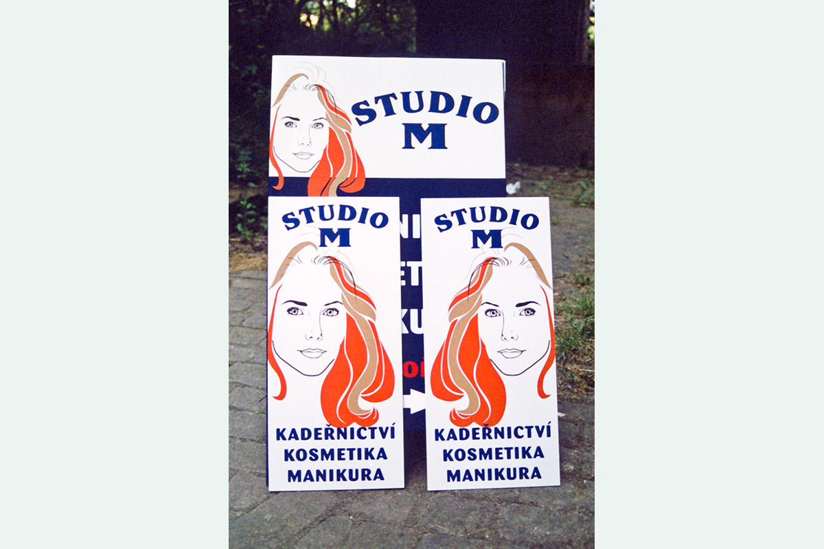 Desky s grafikou a nápisy studia M zhotoveno za samolepících folií pomocí řezacího plotru Grafika a nápisy studio M vyřezáno ze samolepících folií pomocí řezacího plotru
