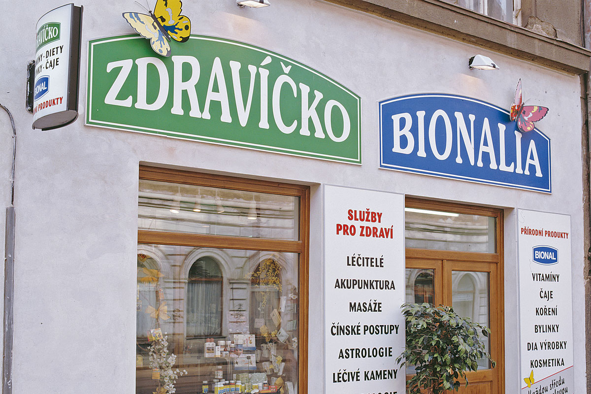 Prodejna Bionalia štíty, motýli, světelná reklama, informační tabule Štíty z desek Coplast AS 10 mm, motýli - tvarovaný houževnatý PVC-D, světelný poutač, řezaná reklama.