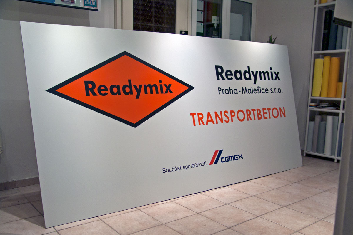 Logo Readymix na tabuli s popisem Deska Readymix na deskách Coplast AS 10 mm, tabule na vstup areálu